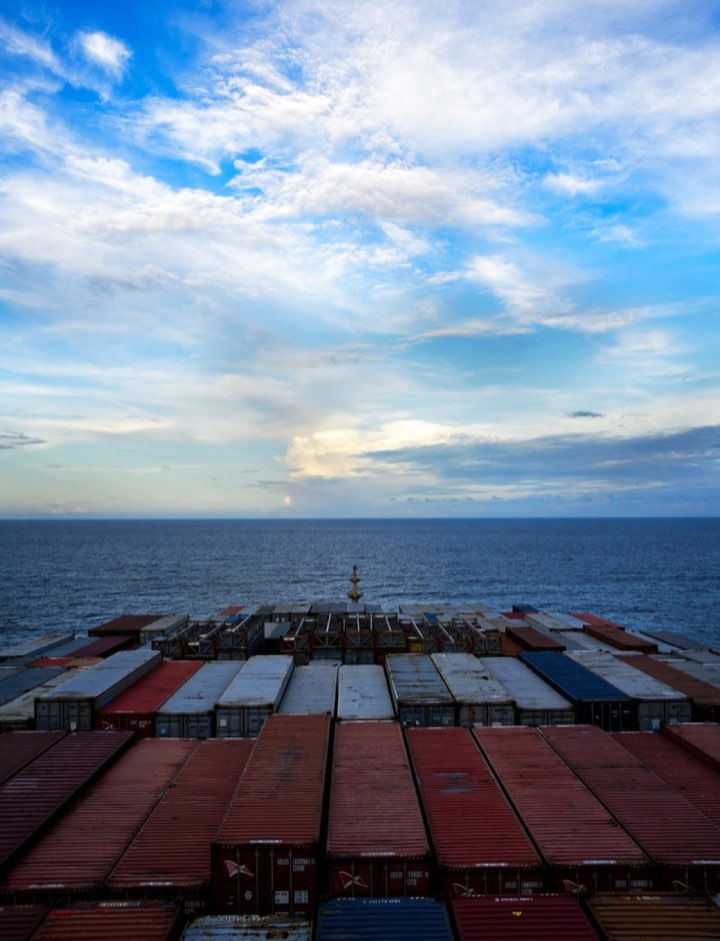 Kontejnerski brod u pokretu